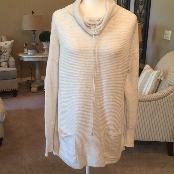 Scrunch Turtleneck Sweater - Picture 8 of 9